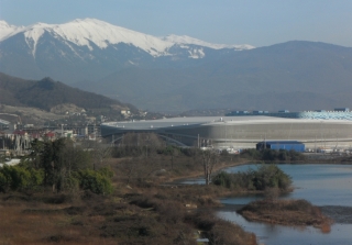 Olimpiai Falu tava háttérben az ADLER Arénával